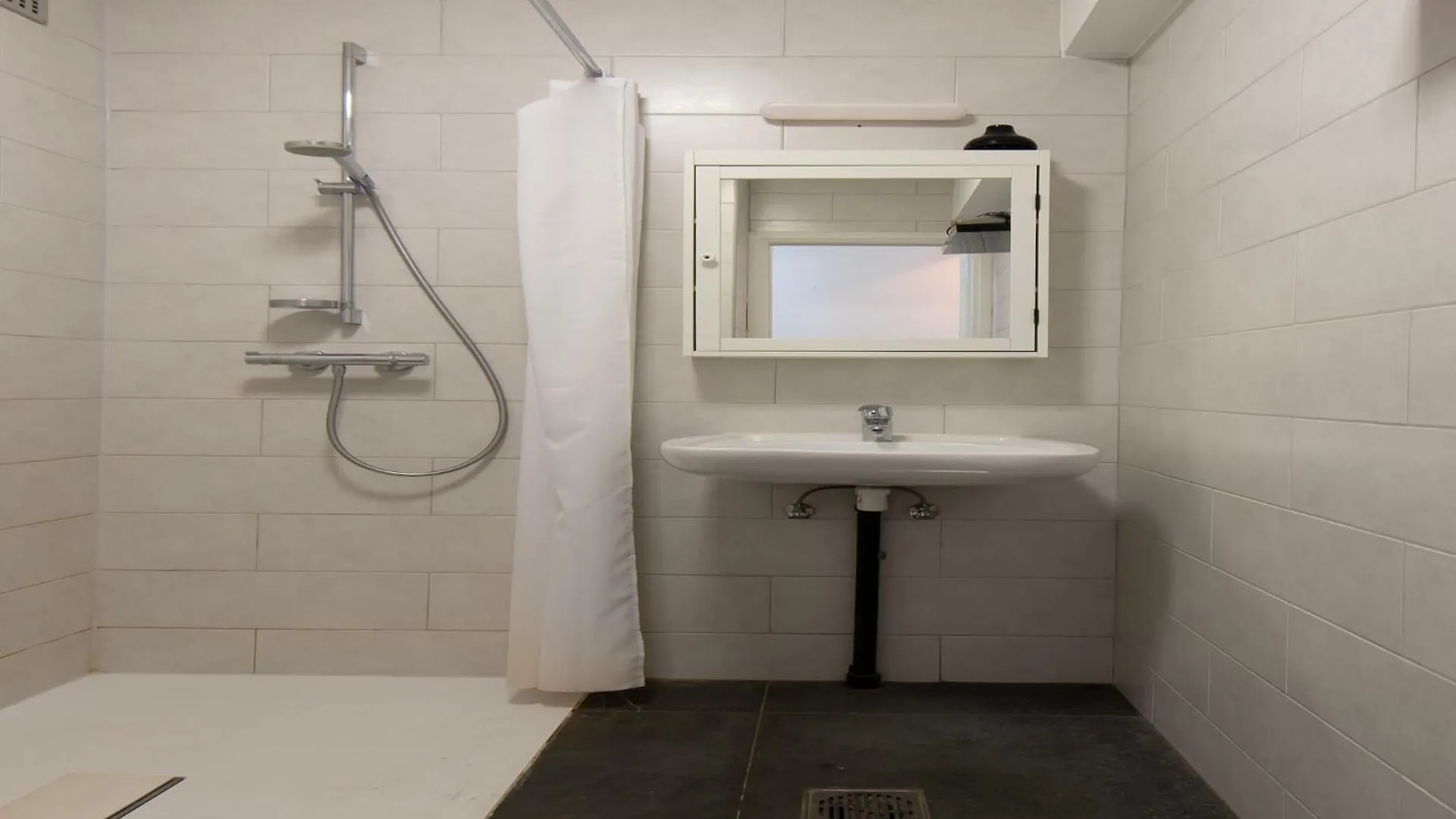 2 Bedroom Apartment, Near Epernay Square Middelkerke 0*,  Belgia